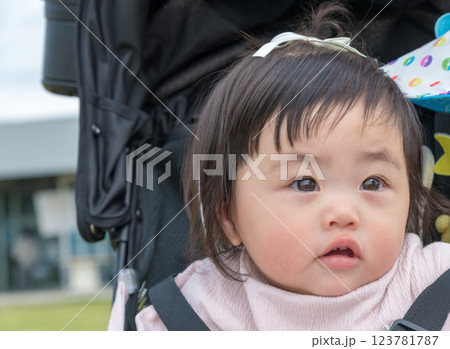 【道の駅でベビーカーに乗る乳幼児】 【道の駅でベビーカーに乗る乳幼児】 123781787