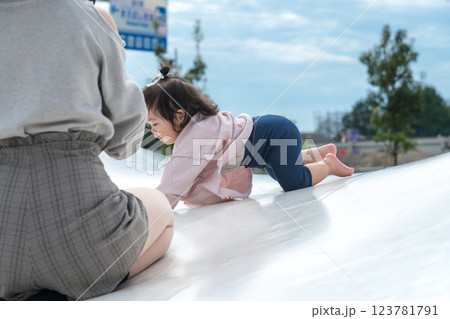 【巨大な遊具ではいはいする乳幼児とママ】 【巨大な遊具ではいはいする乳幼児とママ】 123781791
