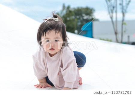 【巨大な遊具ではいはいする乳幼児】 123781792