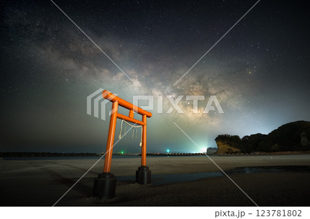 福島県いわき市　勿来海岸の鳥居と春の天の川 123781802