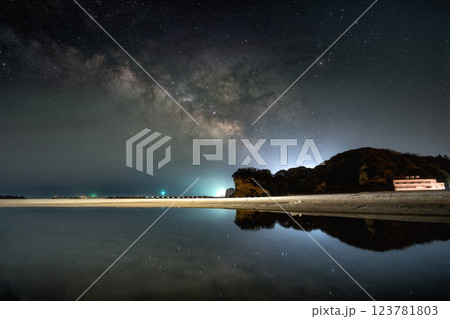 福島県いわき市　勿来海岸の鳥居と春の天の川 123781803