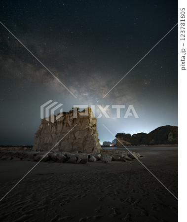 福島県いわき市 勿来海岸の鳥居と春の天の川 福島県いわき市 勿来海岸の鳥居と春の天の川 123781805