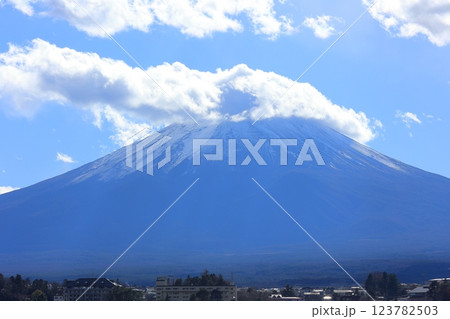 山梨県 富士山と河口湖 2024年 冬 123782503