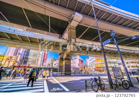 日本の東京都市景観　三軒茶屋駅前、三軒茶屋の交差点や首都高速などを望む 123782765
