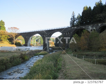 熊本県阿蘇郡小国町北里、廃線になった旧国鉄宮原線のアーチ橋、国の登録有形文化財指定の幸野川橋梁 123782767
