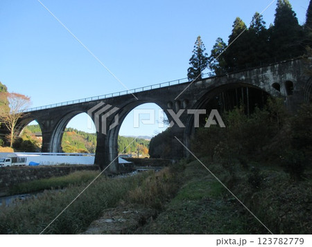 熊本県阿蘇郡小国町北里、廃線になった旧国鉄宮原線のアーチ橋、国の登録有形文化財指定の幸野川橋梁 熊本県阿蘇郡小国町北里、廃線になった旧国鉄宮原線のアーチ橋、国の登録有形文化財指定の幸野川橋梁 123782779