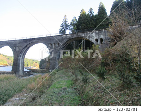 熊本県阿蘇郡小国町北里、廃線になった旧国鉄宮原線のアーチ橋、国の登録有形文化財指定の幸野川橋梁 熊本県阿蘇郡小国町北里、廃線になった旧国鉄宮原線のアーチ橋、国の登録有形文化財指定の幸野川橋梁 123782781