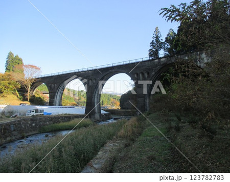 熊本県阿蘇郡小国町北里、廃線になった旧国鉄宮原線のアーチ橋、国の登録有形文化財指定の幸野川橋梁 123782783
