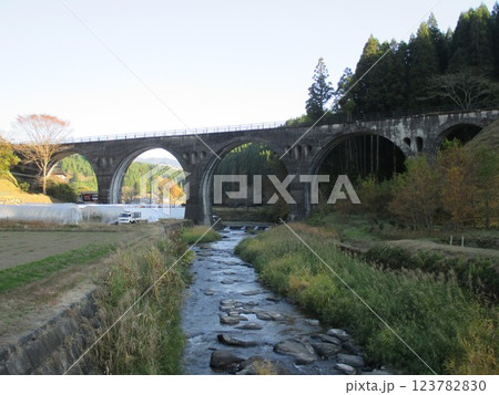熊本県阿蘇郡小国町北里、廃線になった旧国鉄宮原線のアーチ橋、国の登録有形文化財指定の幸野川橋梁 123782830