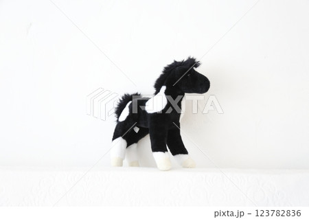 白い背景度撮った白黒の馬のぬいぐるみ 白い背景度撮った白黒の馬のぬいぐるみ 123782836