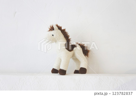 白い背景度撮ったベージュと茶色の馬のぬいぐるみ 白い背景度撮ったベージュと茶色の馬のぬいぐるみ 123782837