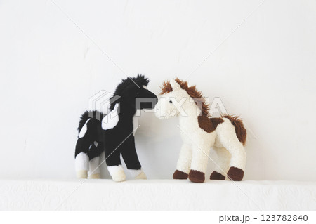 白い背景度撮ったペアの馬のぬいぐるみ 123782840