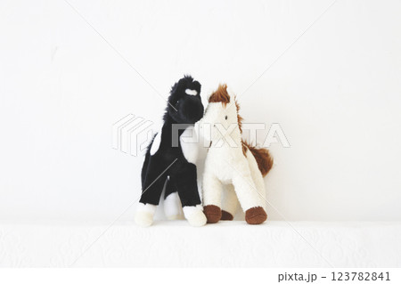 白い背景度撮ったペアの馬のぬいぐるみ 123782841