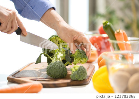 野菜を切るミドル女性の手元 123782868