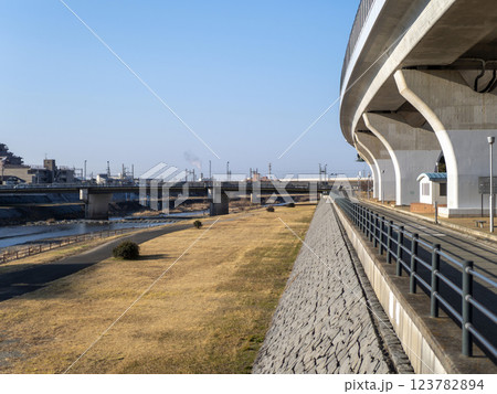 猪名川の河川敷と堤防の遊歩道 猪名川の河川敷と堤防の遊歩道 123782894