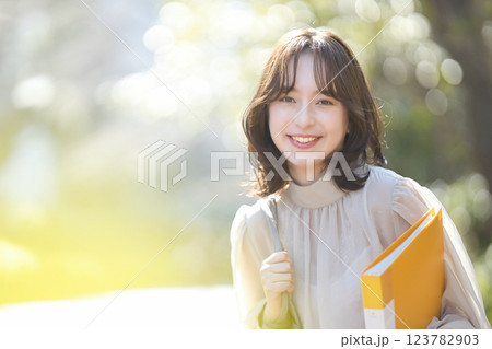 キャンパスを歩く女子大生 123782903