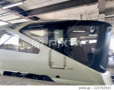 発車するヨーロピアン列車 発車するヨーロピアン列車 123782921