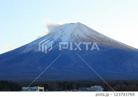 山梨県 富士山駅 展望デッキからの富士山 2024年 冬 山梨県 富士山駅 展望デッキからの富士山 2024年 冬 123783760