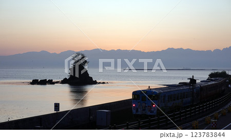 雨晴海岸の夜明け 雨晴海岸の夜明け 123783844