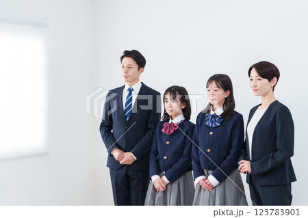 制服を着た子供と家族(入学式・卒業式) 制服を着た子供と家族(入学式・卒業式) 123783901