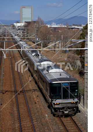 東海道本線を走る223系新快速電車 東海道本線を走る223系新快速電車 123784076
