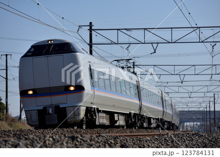 東海道本線を走る683系特急しらさぎ6両 東海道本線を走る683系特急しらさぎ6両 123784131