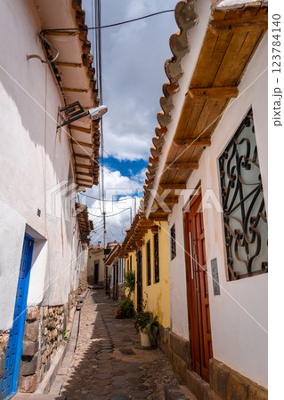 Charming Street in San Blas Neighborhood, Cusco, with Whitewashed Walls 123784140