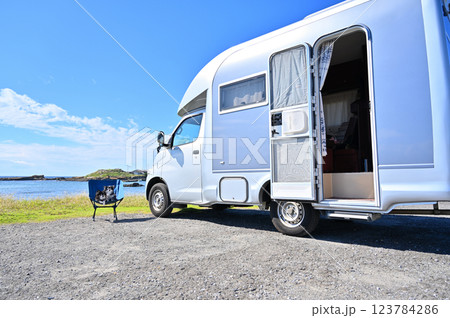 海で愛犬とオートキャンプ チワワ キャンピングカー 海で愛犬とオートキャンプ チワワ キャンピングカー 123784286