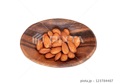皿に盛られたアーモンド【白背景・切り抜き】 123784487