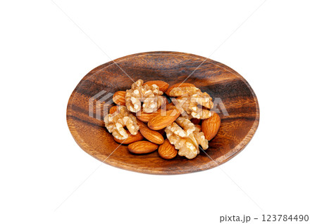 ビタミン、食物繊維を多く含み、美容や健康によいと言われるナッツ類【白背景・切り抜き】 123784490