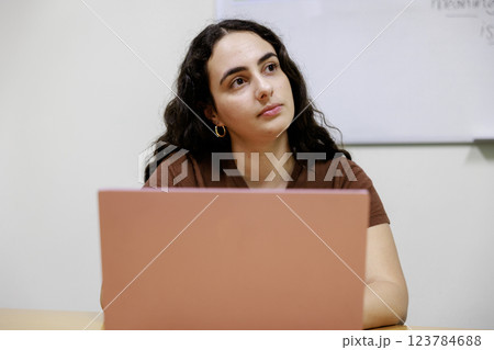 オフィスでパソコンを使って仕事をする若い女性 123784688