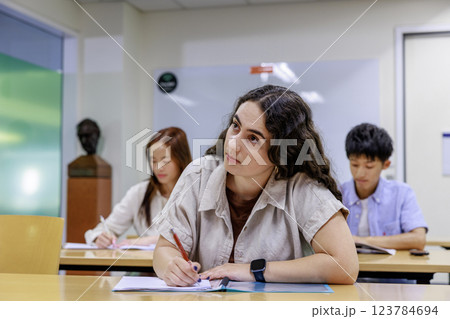 勉強する若い大学生のキャンパスライフイメージ 勉強する若い大学生のキャンパスライフイメージ 123784694