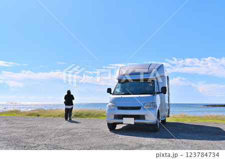 ビーチリゾート 海を眺める女性 キャンピングカー旅行 ビーチリゾート 海を眺める女性 キャンピングカー旅行 123784734