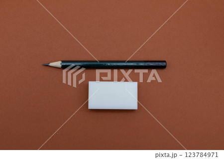 茶色背景に鉛筆と消しゴム 123784971