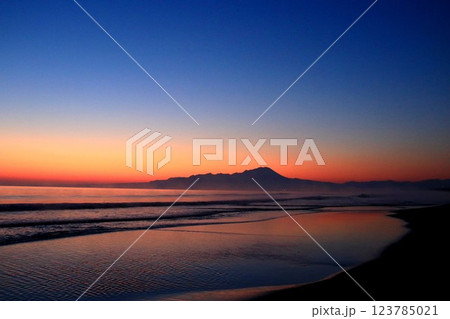 早朝の美保湾展望ビーチ 123785021