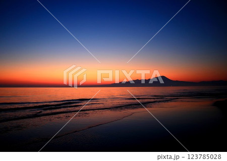 早朝の美保湾展望ビーチ 123785028