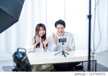 スマホで動画を撮影する男女 123785072
