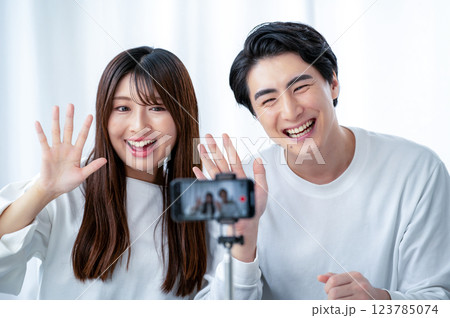 スマホで動画を撮影する男女 スマホで動画を撮影する男女 123785074