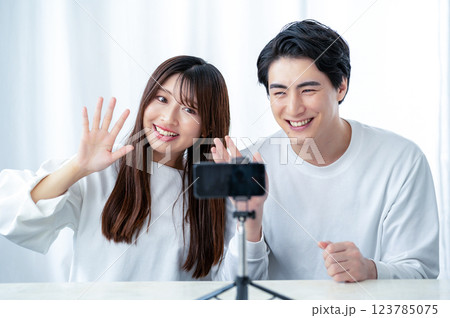 スマホで動画を撮影する男女 スマホで動画を撮影する男女 123785075