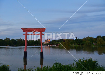 フランス、メッス。夕暮れ時の貯水池に浮かぶ鳥居。2024年5月9日撮影。 123785362