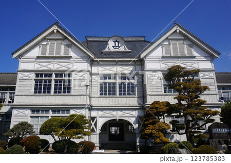 旧遷喬尋常小学校校舎:岡山県真庭市(旧真庭郡久世町)にある歴史的建築物 旧遷喬尋常小学校校舎:岡山県真庭市(旧真庭郡久世町)にある歴史的建築物 123785383