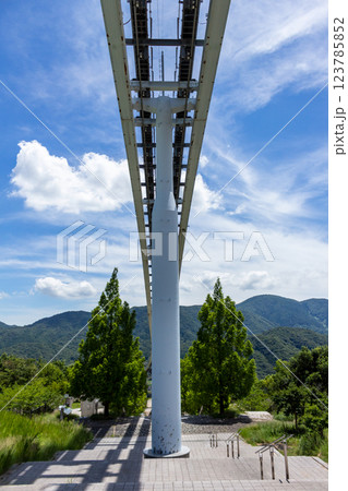 山にかかる懸垂式モノレールの橋と支柱【スカイレール(廃止)　みどり中央駅付近】 123785852