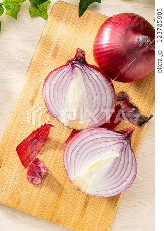 赤玉ねぎ 123785903