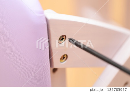 ドライバーでデスクチェアを組み立てる 123785957