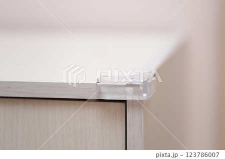 カラーボックスの角にコーナーガードを貼る 123786007