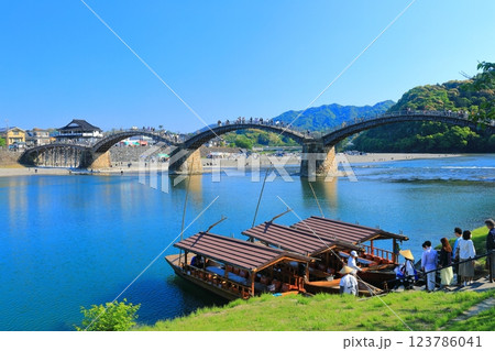 【山口県】快晴の錦帯橋と屋形舟 123786041