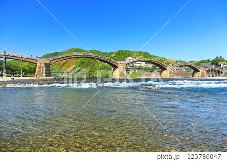 【山口県】快晴の錦帯橋と錦川 【山口県】快晴の錦帯橋と錦川 123786047