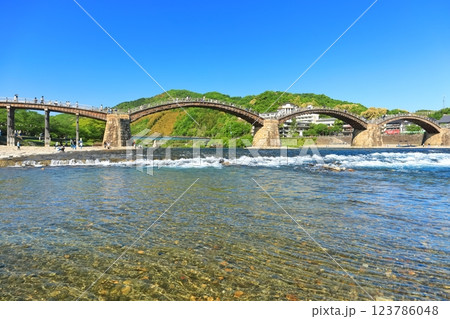 【山口県】快晴の錦帯橋と錦川 123786048