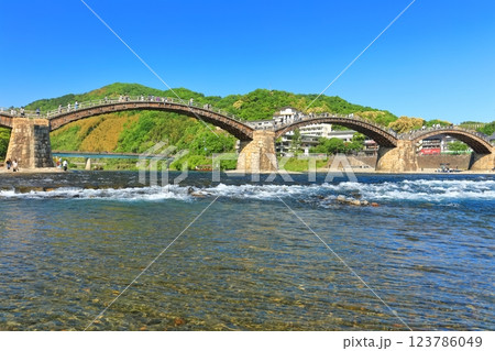 【山口県】快晴の錦帯橋と錦川 【山口県】快晴の錦帯橋と錦川 123786049