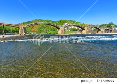 【山口県】快晴の錦帯橋と錦川 【山口県】快晴の錦帯橋と錦川 123786053